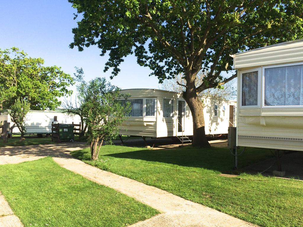 Orchards Holiday Park Каус Екстериор снимка