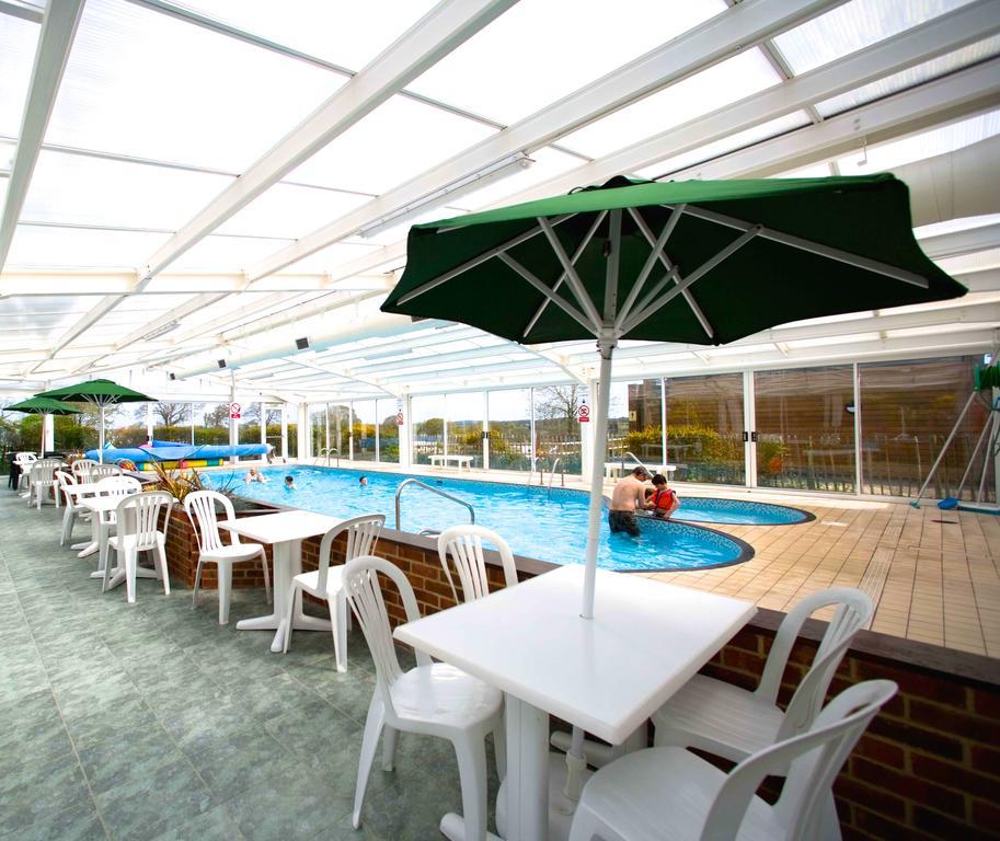 Orchards Holiday Park Каус Екстериор снимка
