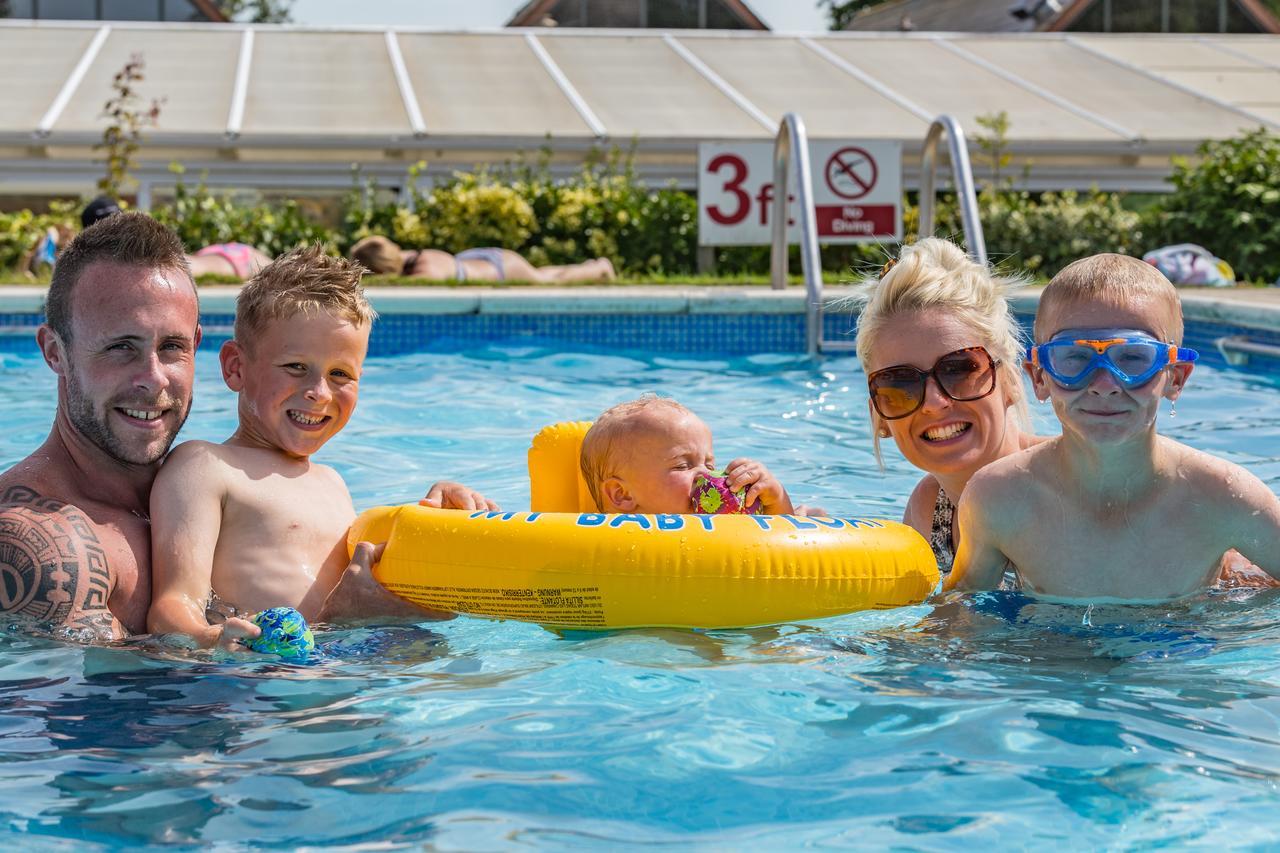 Orchards Holiday Park Каус Екстериор снимка